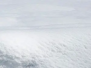 積もって少したった雪面