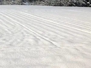 積もって少し時間がたった雪