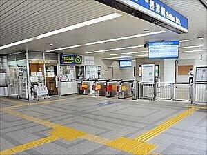 摂津駅改札
