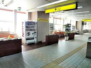 大阪モノレールのコンコースの休憩スペース