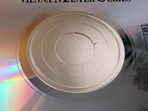 使用不能ではないがクラックが発生しているCD