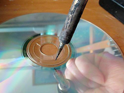 ハンダゴテで穴を開けて割れドメを実施