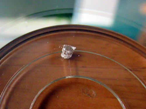 ハンダゴテの熱で穴を開けただけ