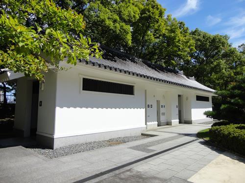 西の丸庭園内のトイレ