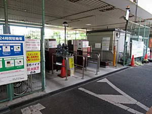 駅下の駐輪場入口