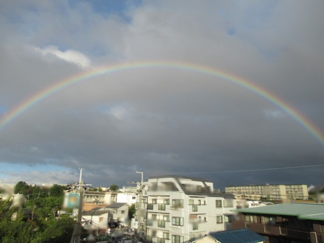 全天にかかった虹