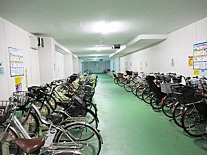 文化センター前駐輪場内部