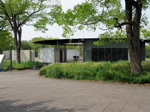 NHK・教育塔横トイレ全景