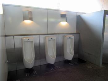 ⑪トイレの中はきれい