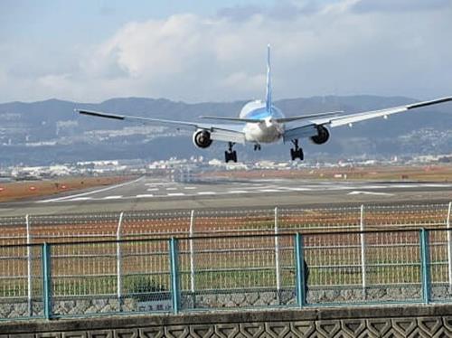 着陸寸前の飛行機