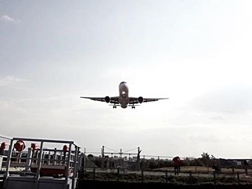 進入してくる飛行機