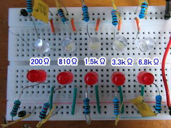 電流制限抵抗を変えてLEDの明るさを見る