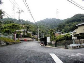 滝に続く道