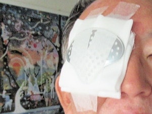 眼帯をして帰宅