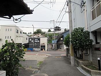 城跡公園へは細い道を進む