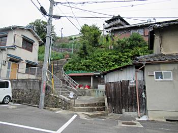 西門へのきつい階段