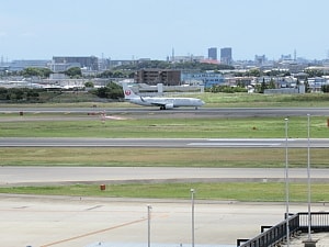 展望デッキからの飛行機
