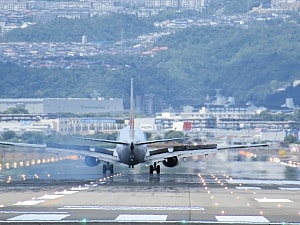 アップで着陸する飛行機を