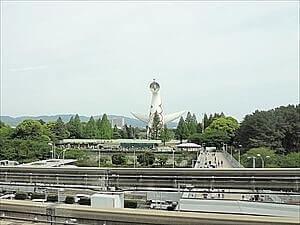 万博記念公園駅から太陽の塔を望む