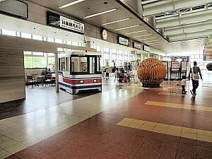 万博記念公園駅のコンコース