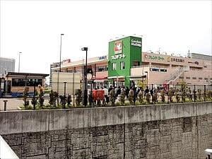 彩都西駅前の商業施設