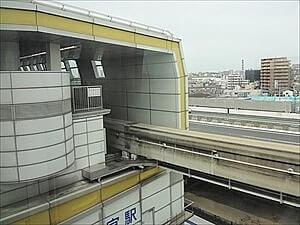 沢良宜駅に到着