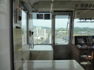 先頭車両の先頭座席に座る