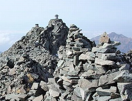 奥穂高岳のケルン　WEBより