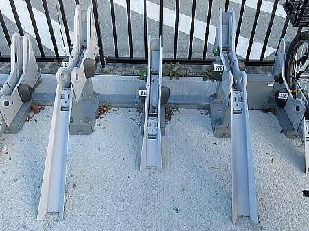 開いているラックに前輪を入れます