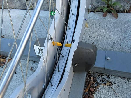 入れると黄色い爪が出てきます