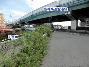 阪神高速道路をくぐる