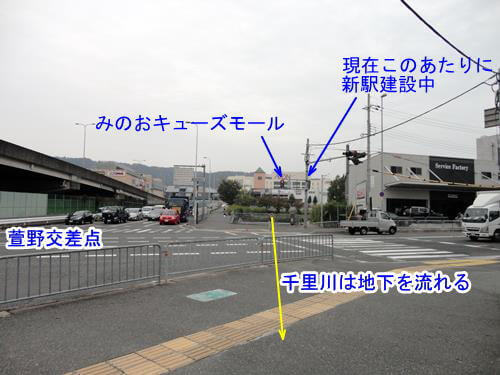 萱野交差点からキューズモールを望む