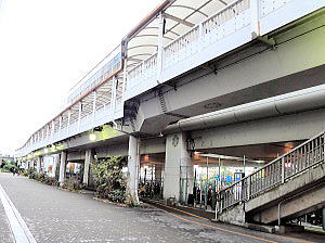 大阪モノレール下の駐輪場