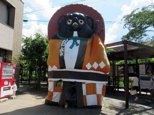 たぬきはハッピを着せられています