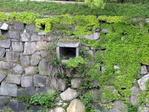 城壁に見える排水溝1？