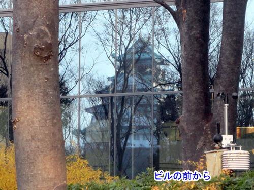 ビルに写る大阪城1/3