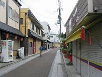 朝が早かったのかしまっているお店