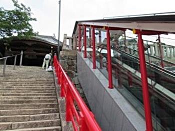 参道のエスカレータ