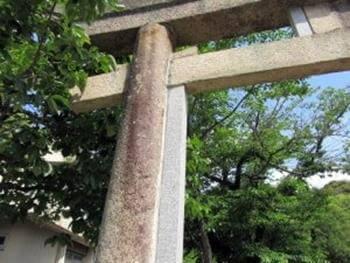 補強された石の鳥居