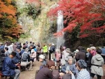 紅葉シーズンの箕面大滝