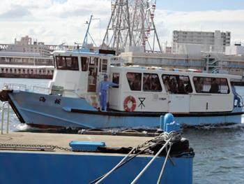 通勤時間帯で、乗客も多い天保山渡船