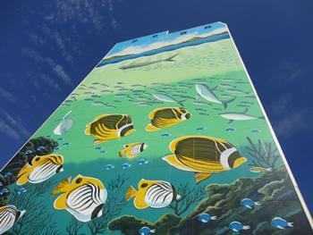 絵が書かれたビル