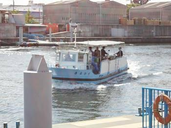 1隻の船が往復します