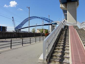 千歳橋の横から橋の下へ