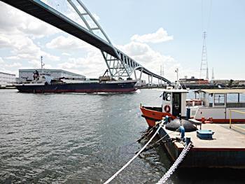 大きな船が行き交う木津川