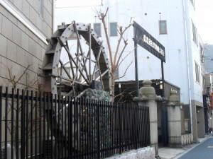 水車のディスプレイの蕎麦会社